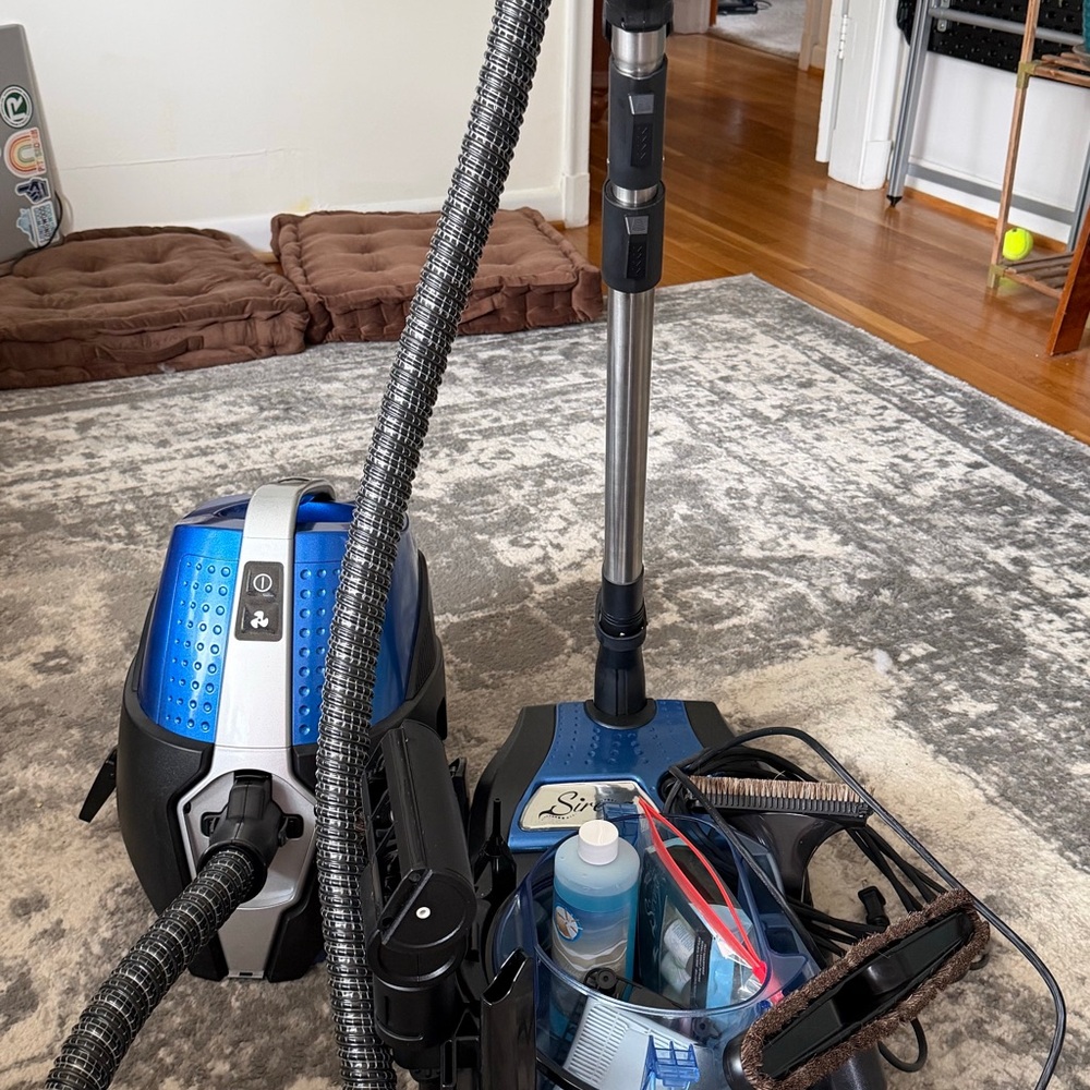 Blue Vacuum Cleaner - Picture 3 of 5